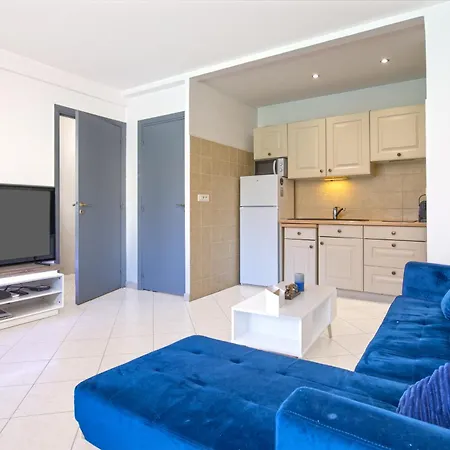 2 Pieces Avec Balcons, Parking Exterieur * Menton