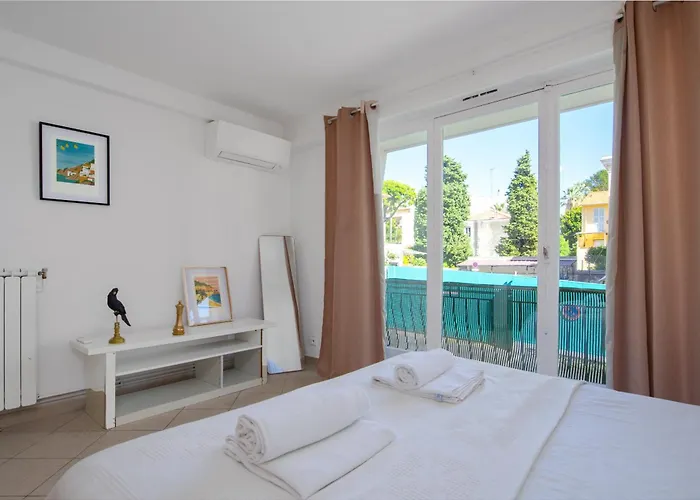 2 Pieces Avec Balcons, Parking Exterieur * Menton