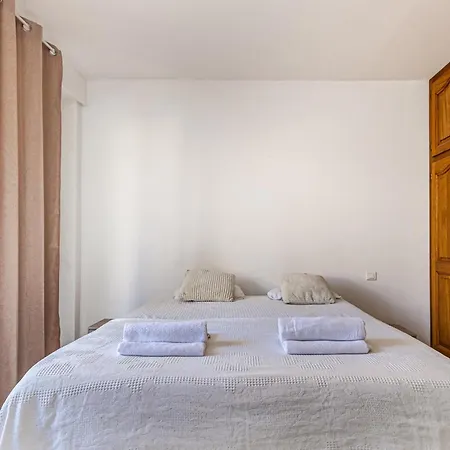 Appartement 2 Pièces Avec Balcons, Parking Extérieur