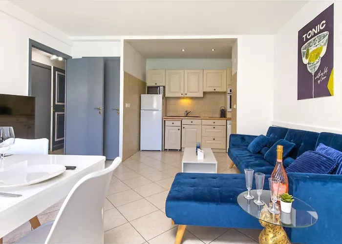 2 Pieces Avec Balcons, Parking Exterieur Μεντόν