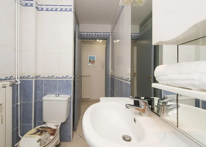 2 Pieces Avec Balcons, Parking Exterieur Menton